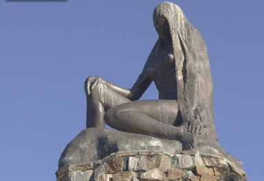 Loreley statue at the harbour wall at the base of the rock