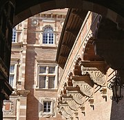 Assézat: the passageway and its consoles decorated with ionic pods.