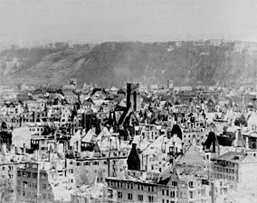 De kerk te midden de gebombardeerde stad (Maart 1945)