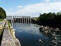 Wehranlage des Staudamms, links davon das Laufwasserkraftwerk