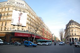 Galeries Lafayette na rohu Boulevard Haussmann a Rue de Mogador