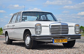 Yon Mercedes-Benz W115, modèl 1973.