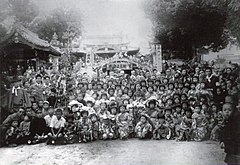 井田八幡宮にて日本国憲法公布を祝う地元住民（1946年11月3日）[18]