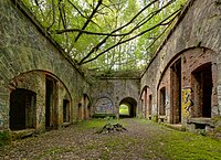 Fort d'Arches, la cour intérieure avec, de chaque côté, le casernement de paix. Photo : Thomas Bresson