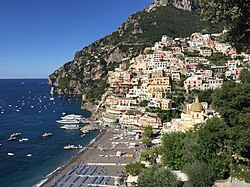 Positano sijaitsee Salernonlahden jyrkällä rantatörmällä.