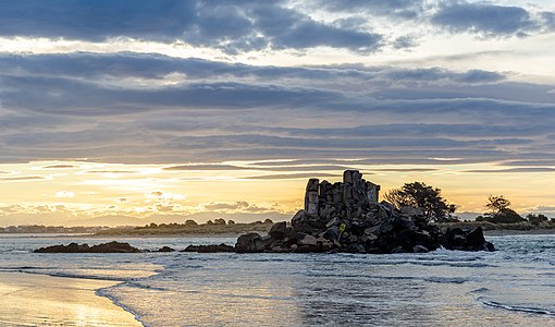 "Rapanui_Rock_during_sunset,_Sumner,_Christchurch,_New_Zealand.jpg" by User:Podzemnik