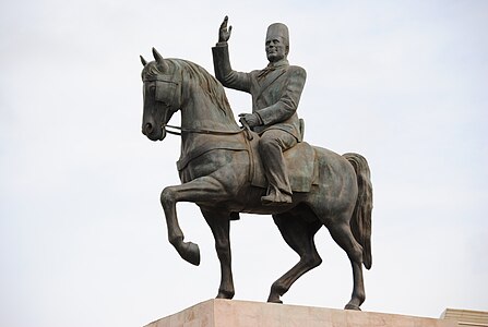 Statue équestre de Bourguiba.