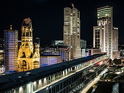 48. Platz: Harald Krichel mit Bikini-Haus, Berlin. Im Hintergrund: Gedächtniskirche, Upper West und Zoofenster