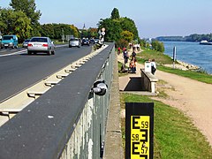 Rheinpegel an der Bundesstraße 42. Die Anzeige am Pegelstab reicht bis 6 Meter, bei 5,46 Meter wird hier die Fahrbahn überspült. 1988 wurde hier ein Pegel von 5,80 Meter erreicht.