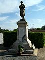 Le monument aux morts dans le cimetière de l'église (août 2012)