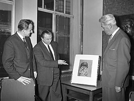 Jos Stam bij de uitreiking van de Roland Holst-prijs 1961. Midden Bert Schierbeek, rechts Garmt Stuiveling