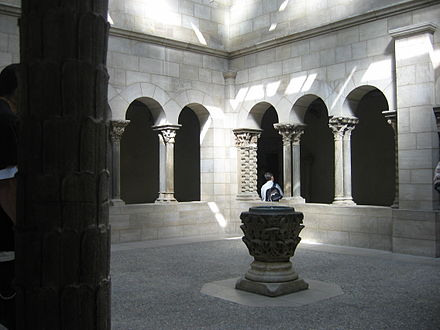 Cloître de Saint-Guilhem.