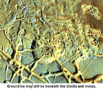 Région d'Aram Chaos vue par l'instrument THEMIS de la sonde 2001 Mars Odyssey le 10 décembre 2007[166].