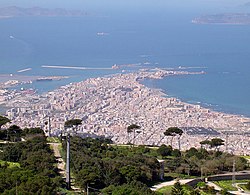 Trapani seen from اریچه. The islands of فاوینیانا (left) and Levanzo (right) can be seen in the background.