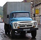 ZIL-130 σε κλασικό λευκό και γαλάζιο χρώμα με σώμα κουτιού (2006).