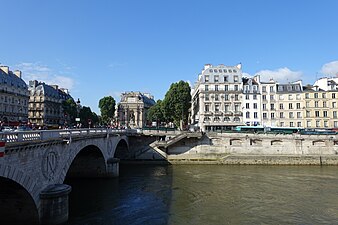 La fontaine dans la perspective du pont.