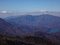 浅草岳と田子倉湖（左奥に守門岳が聳える）