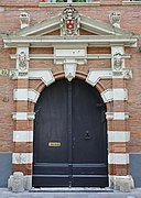 The portal of the Hôtel de Chalvet (1617), a transition between Renaissance references and the alternating brick and stone of 17th century Toulouse.