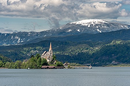 "Maria_Wörth_Pfarrkirche_hll._Primus_und_Felizian_und_Gerlitzen_Ost-Ansicht_06052019_6854.jpg" by User:Johann Jaritz