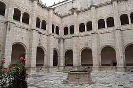 Kreuzgang (claustro) des Klosters Santa María Magdalena