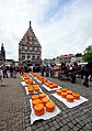 Wöchentlicher Käsemarkt auf dem Marktplatz