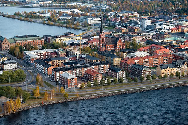 Flygfoto över kyrkan och Luleå centrum