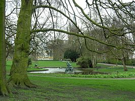 Koningin Astridpark, met op de achtergrond de kiosk en de Heilige Magdalenakerk.