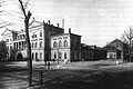 Het gebouw in 1890, vanuit het zuiden gezien. Het halfronde gebouw heeft een draaischijf voor het station