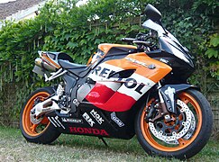 Un exemple de moto sportive, la Honda CBR1000RR Fireblade réplica Repsol.