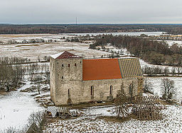 Pöide kyrka i april 2014