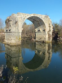 lasta arko restinta de antikva romia ponto apud la eksa romia urbo Ambrusum