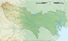 Mapa konturowa prefektury Tokio, po prawej nieco u góry znajduje się punkt z opisem „źródło”, natomiast po prawej nieco na dole znajduje się punkt z opisem „ujście”