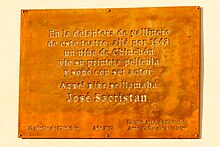 Placa dedicada a José Sacristán en el exterior del Teatro Lope de Vega de Chinchón.