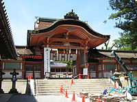 Bikŝuejstila pordego (karamon) ĉe la ŝintoisma templo Iwashimizu Hachimangū.