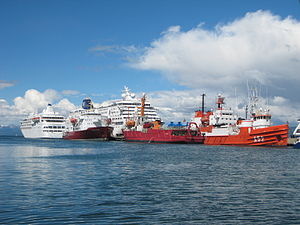 MS Polar Star och andra kryssningsfartyg i Ushaia, december 2007.