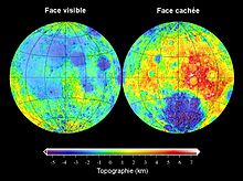 À gauche la face visible, à droite la face cachée. La face visible est surtout colorée en bleu et vert, celle cachée comporte une grosse zone rouge.