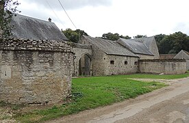 Bases des tours et portail d'entrée du château de Montguignard.