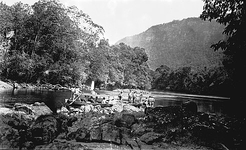 Expeditionens båt halas över en fors strax nedanför Waratuk Cataract, Brittiska Guyana. Foto: Olof Liljewalch, 1912.