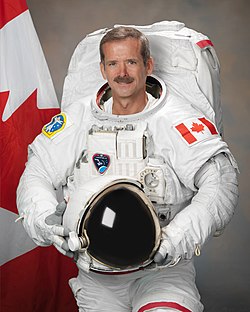 Chris Hadfield avaruuspuvussa.