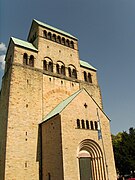 Catedral de Santa María de Hildesheim (compárese el hastial que remata la fachada de la portada con el remate de la torre posterior).