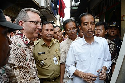 Gubernur Joko Widodo ri tatkala nuju kampung sareng Duta Besar Amérika Serikat untuk Indonésia Marciel Joins, 2013.