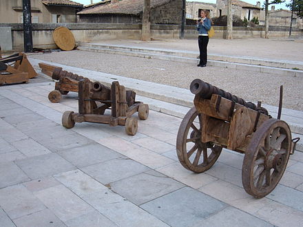 Bombardes médiévales sur la place du palais des papes à Avignon.