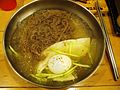 Naengmyeon ijual di Seoul, Korea Selatan.