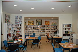 Salle de présentation des livres et médias de la bibliothèque.