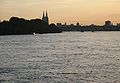 Deutsch: Silhouette von Köln mit Dom nach Sonnenuntergang, gesehen von der Mülheimer Brücke aus Norden (2006) English: Silhouette of Köln (with „K. Dom“) at sunset, as seen from Mülheimer Bridge from North (2006)