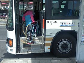 前輪を外した状態で自転車を固定する（しまなみサイクルエクスプレス）