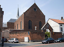 Kapucijnenkerk op de hoek van de Klokstraat en de Boeveriestraat.