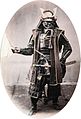 Jin-Baori an einem Samurai in voller Rüstung, historisches Originalfoto