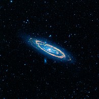 Andromeda Galaksisinin dört kızılötesi detektörün tümü kullanılarak çekilmiş geniş alan kızılötesi görünümü