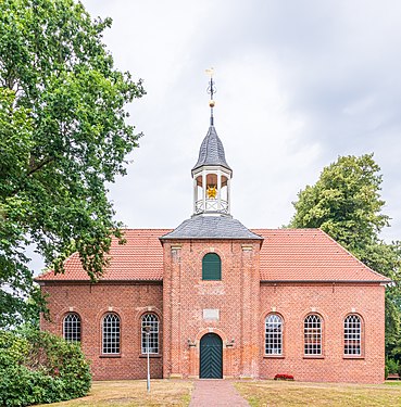 Ev.-luth. Kirche Hatshausen mit Glockenturm. Rechteckiger Saalbau in Ziegelbauweise. Vor der südlichen Traufseite Glockenturm. Datiert 1783.